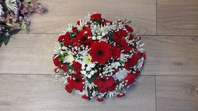 Red and white funeral posy posies florist Bristol FPO6